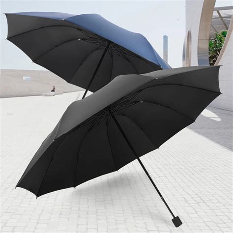 Grand parapluie homme et femme .